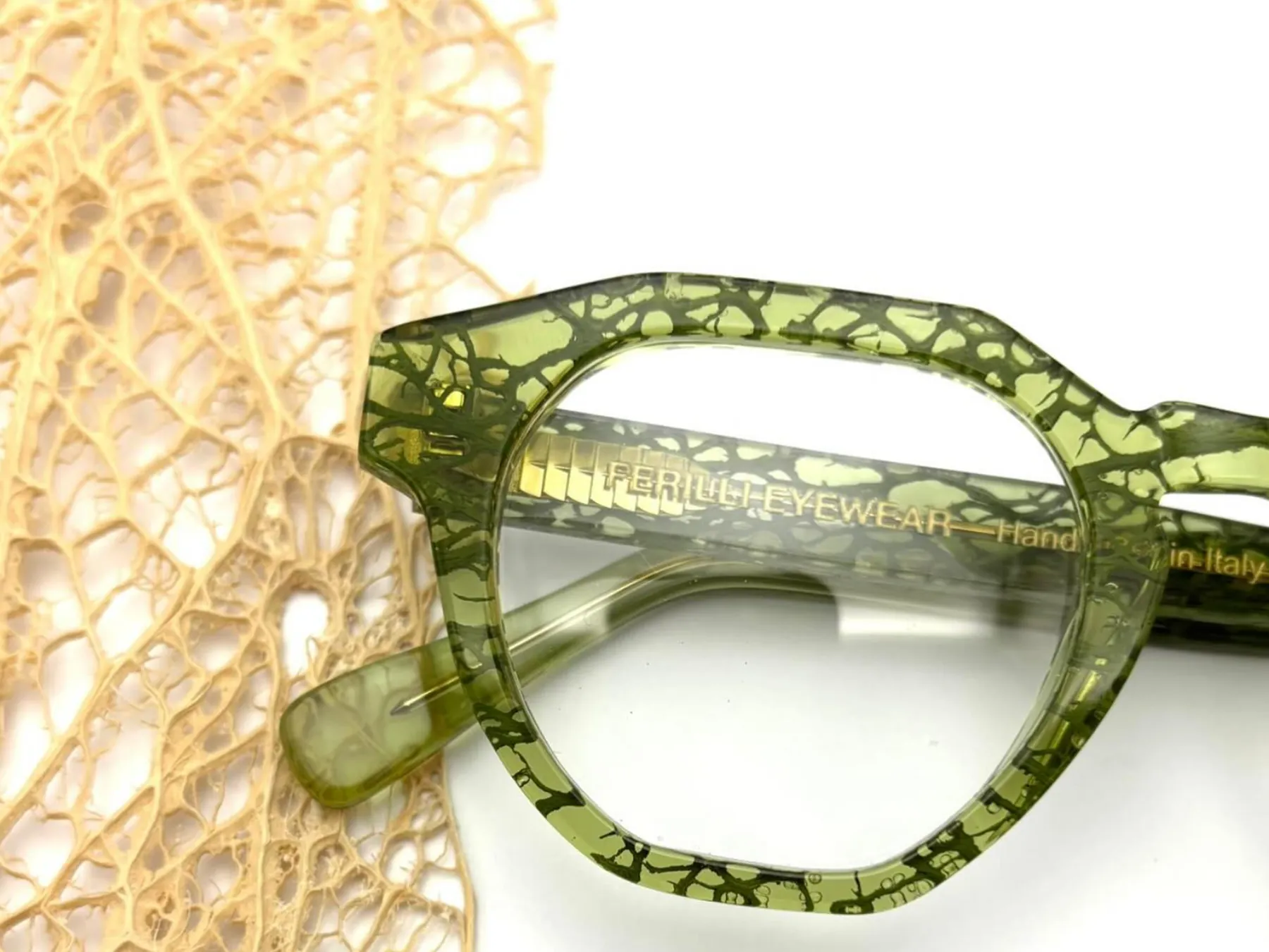Foto originale Ferilli: montatura verde su texture naturale